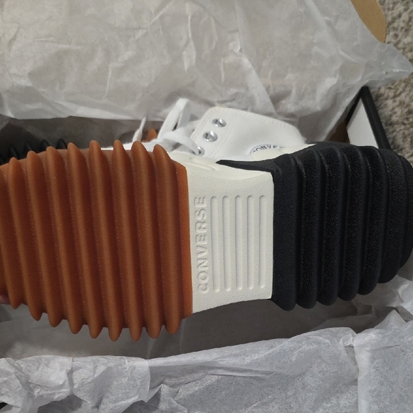 Converse White and Black RUN STAR MOTION Sneakers with Brown Sole - Picture 2 of 4